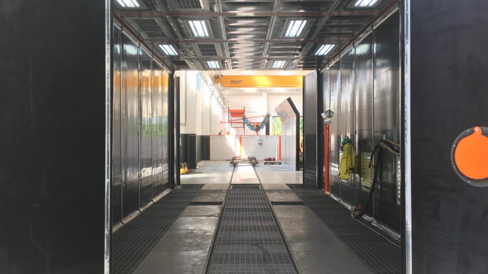 Cabina di granigliatura con sistema di recupero graniglia e raschiatori a pavimento