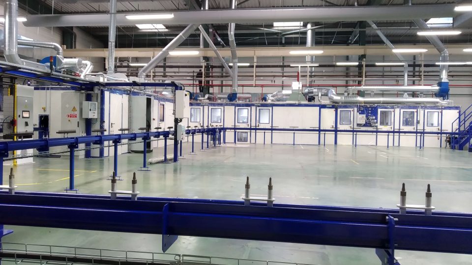 Ligne cosmétique pour la peinture de bouchons en plastique