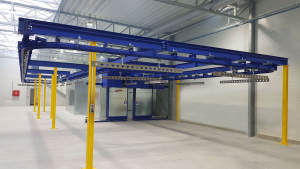 Four de polymérisation électrique avec transport des pièces avec un convoyeur aérien pas à pas