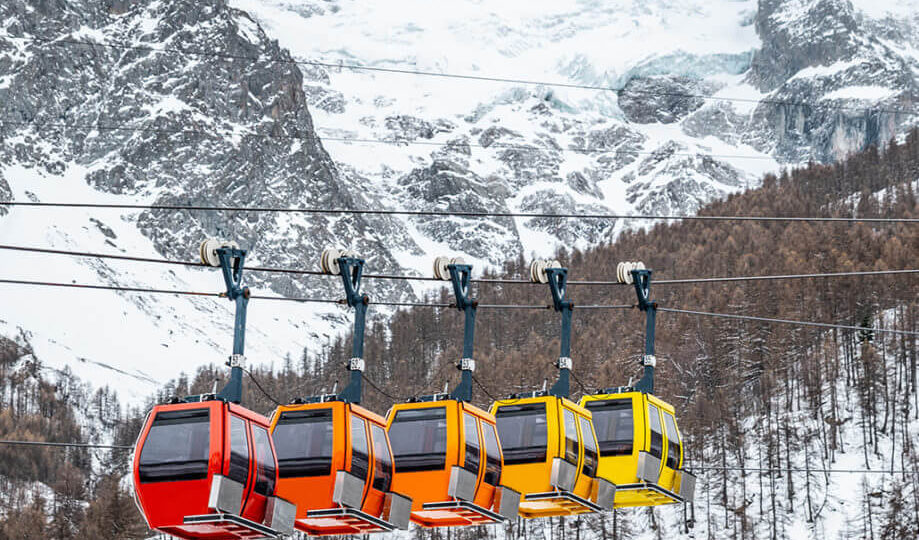 Manual liquid painting installation for cableway components