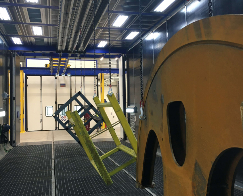 Sandblasting booth with total grit recovery system