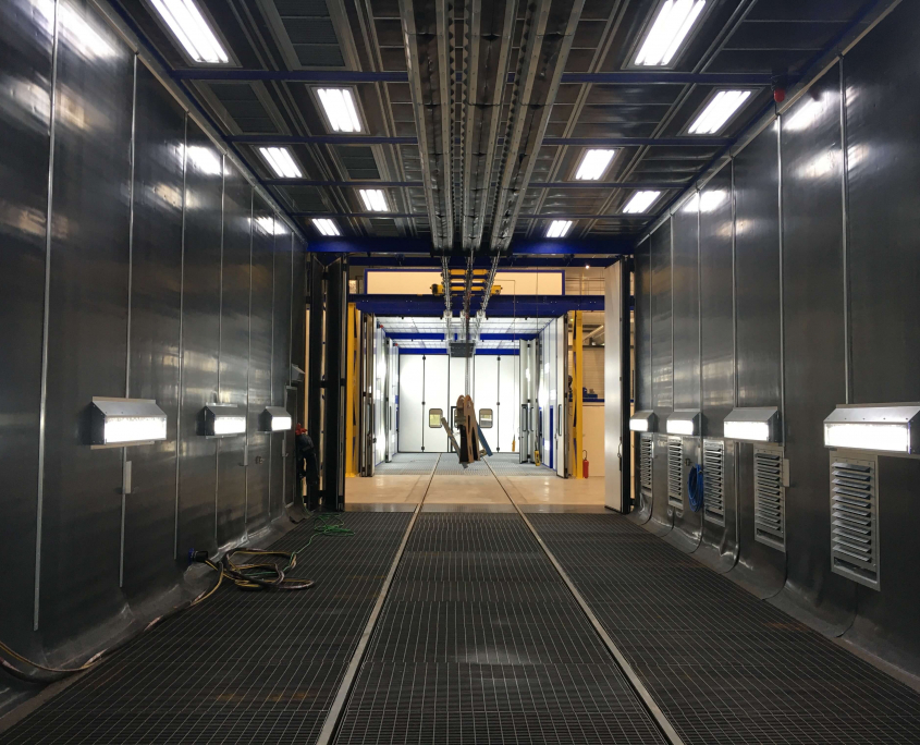 Sandblasting booth with total grit recovery system