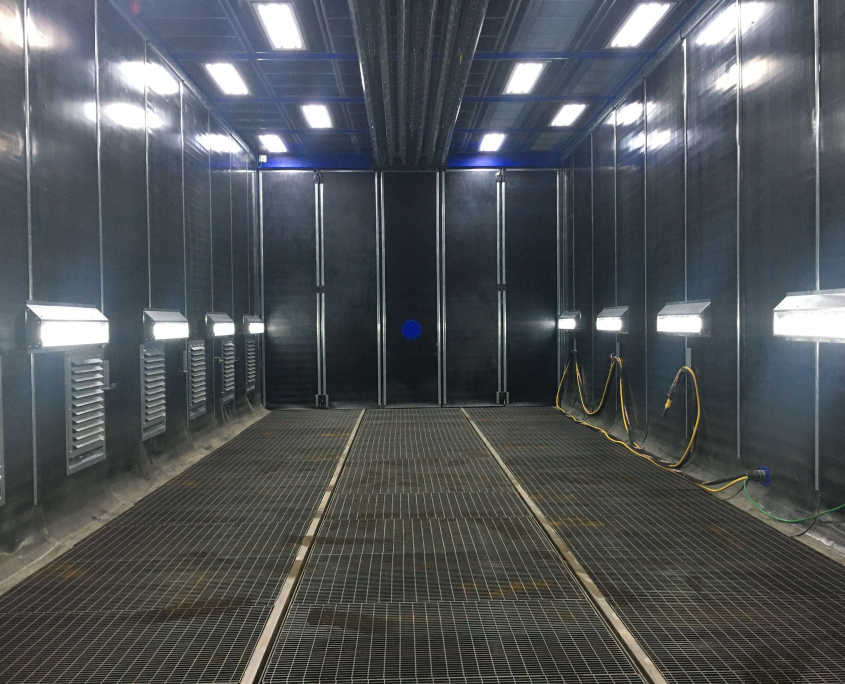 Sandblasting booth with total grit recovery system