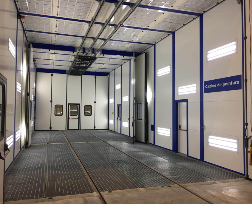 Vertical flow pressurized liquid painting booth