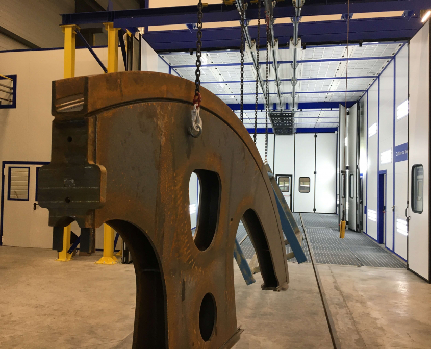 Vertical flow pressurized liquid painting booth