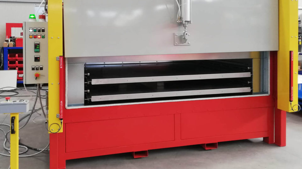 Four pour le moulage du Plexiglass