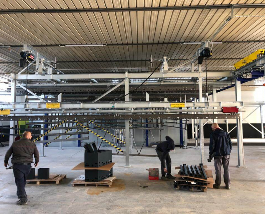 Overhead conveyor with lifting station