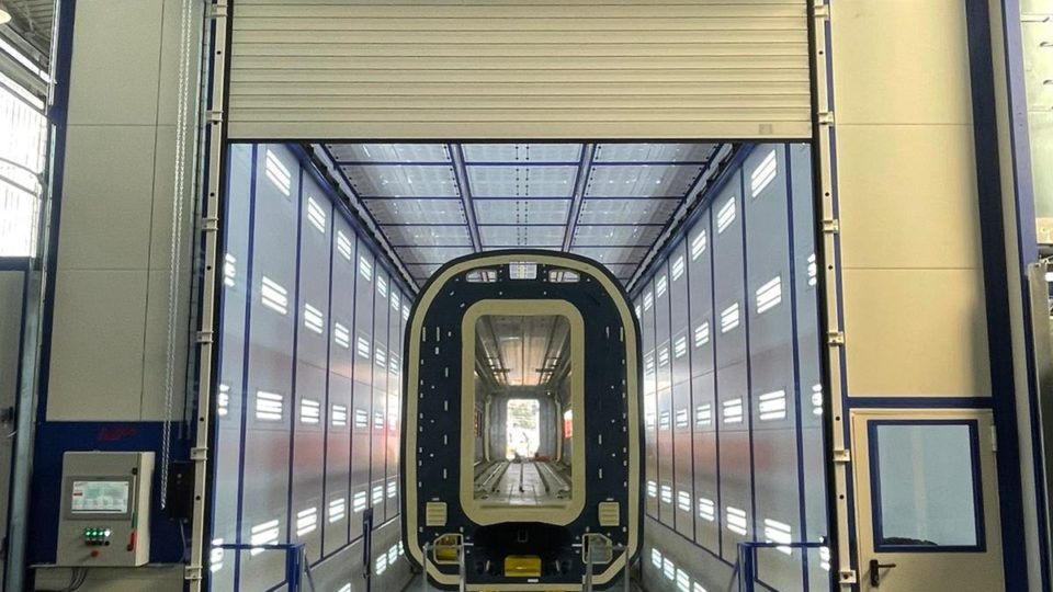 Tunnel de lavage avec système de transport des pièces par bande transporteuse