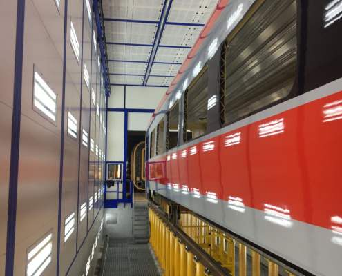 Pressurized painting booth for the railway sector