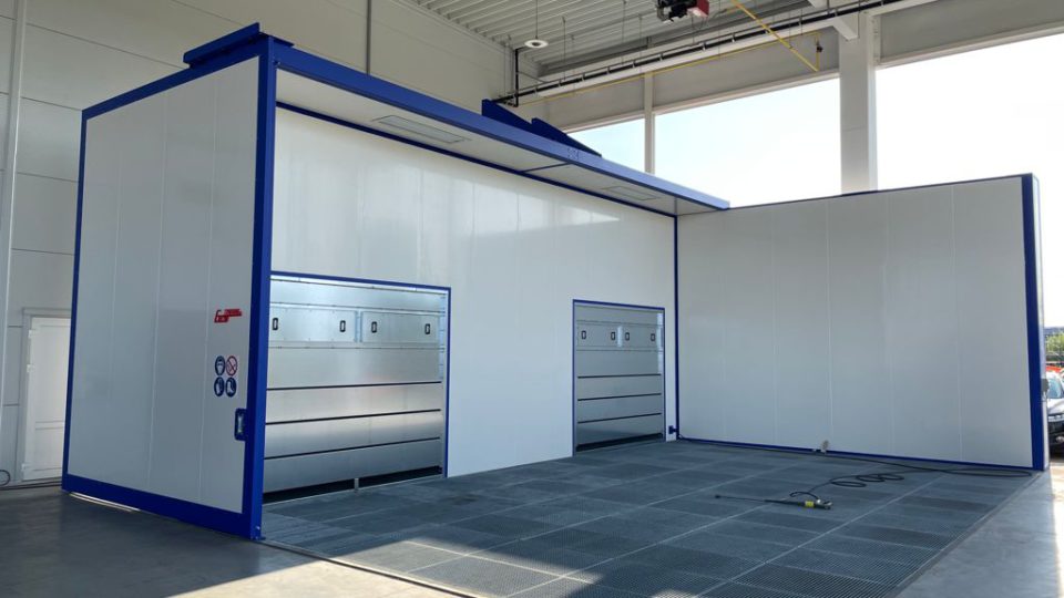 Zone de lavage avec skid et cabine de sablage avec système de récupération totale de la grenaille.