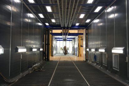 Sandblasting booth with total grit recovery system