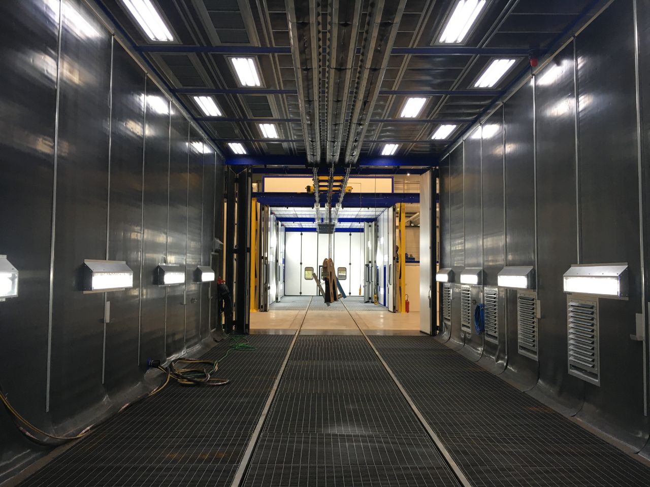 Sandblasting booth with total grit recovery system