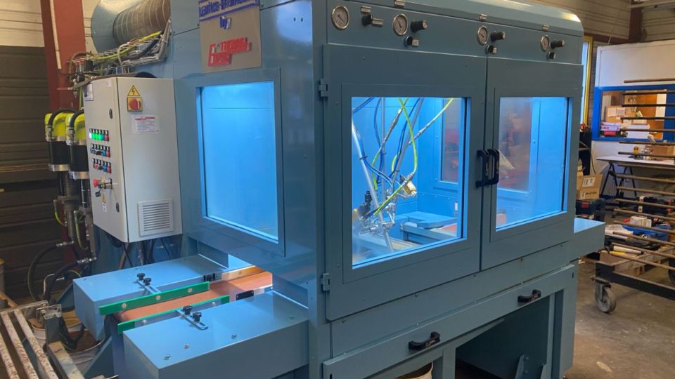 Machine de vernissage automatique pour traiter des planches