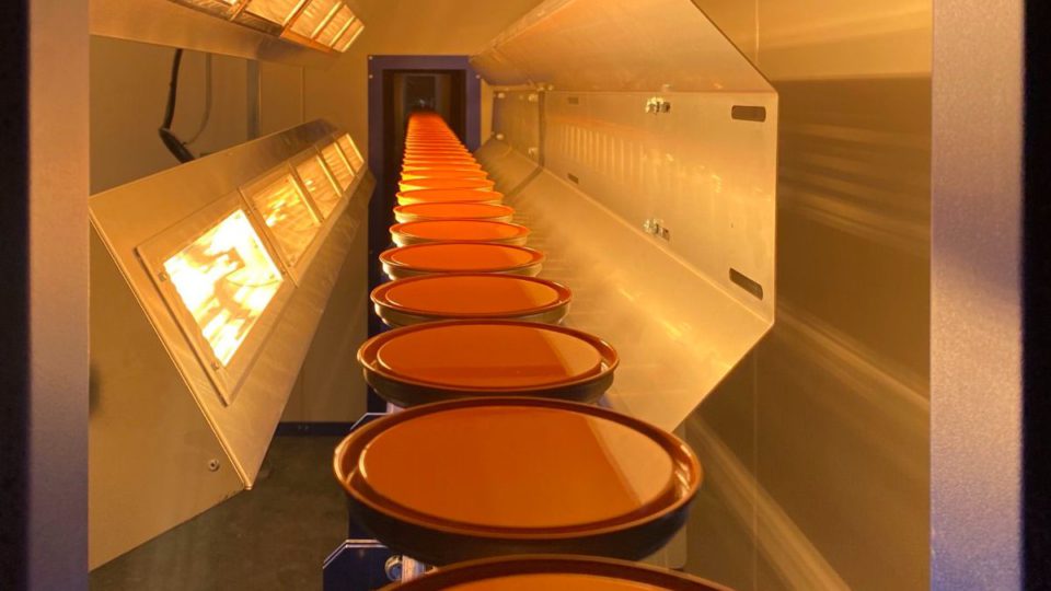 Ligne automatique liquide pour peindre bouchons d’aérosol et couvercles de pot de peinture