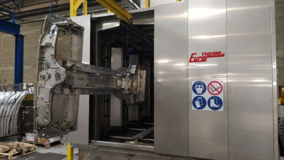 Cellule de lavage triphasée pour le lavage de composants automobiles