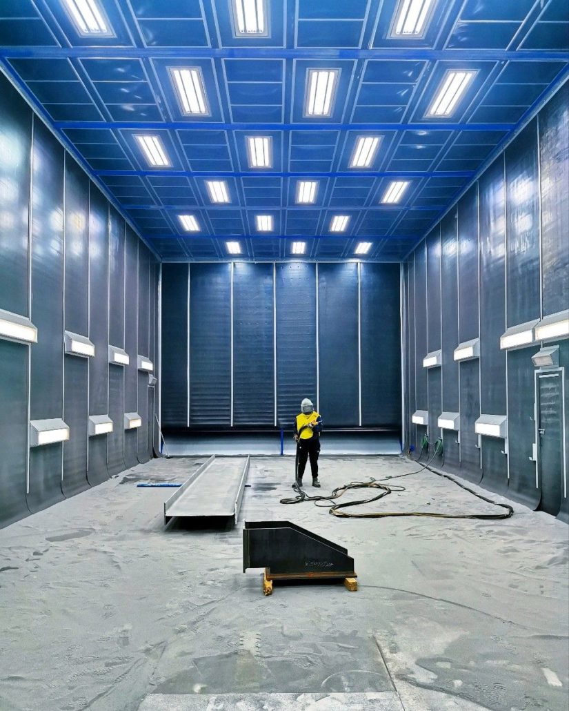 Nouvelle et grande : c&rsquo;est la cabine de grenaillage de Decom srl