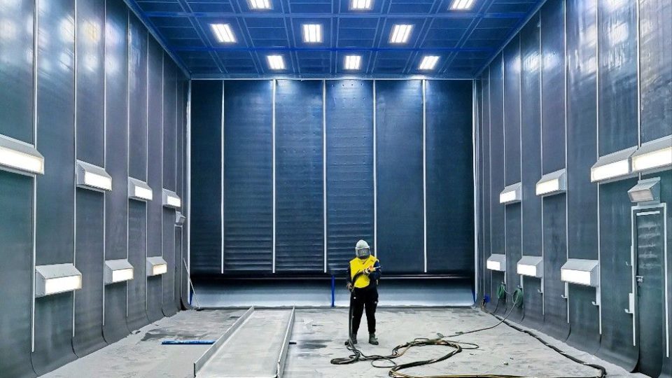 Nuova e grande: è la cabina di granigliatura per Decom srl