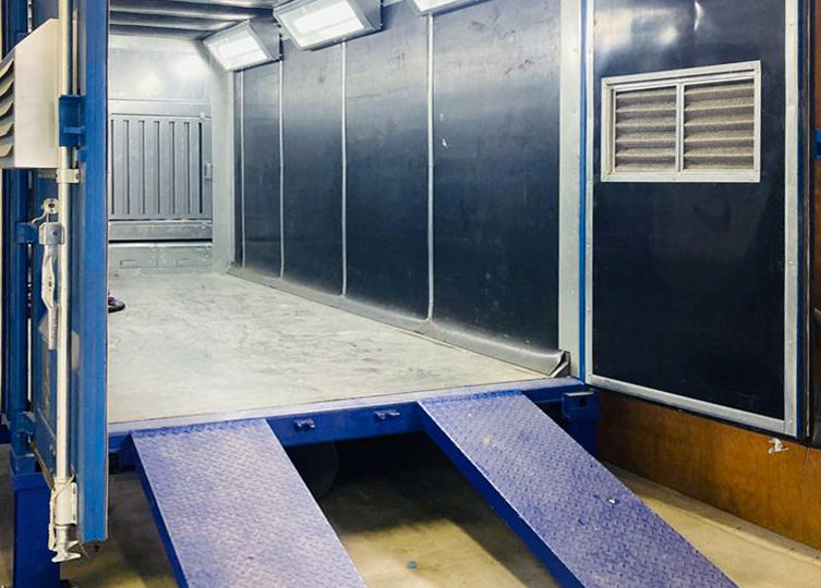 Du conteneur maritime standard… à la cabine de sablage « portable »