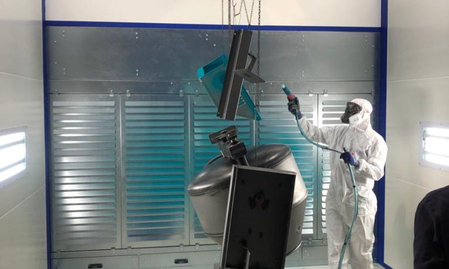 Installation de peinture avec station de levage intégrée dans la cabine