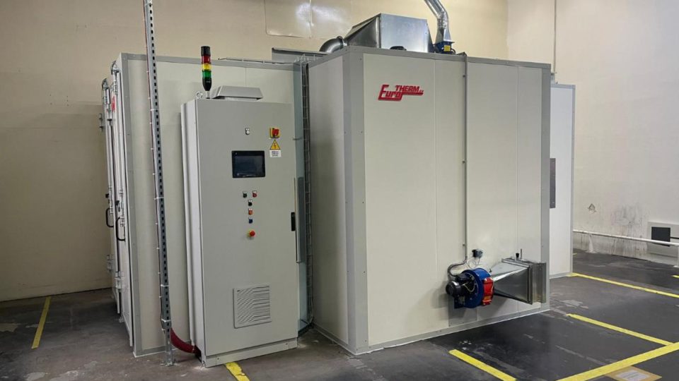 Four pour le séchage de la peinture liquide des composants automobiles