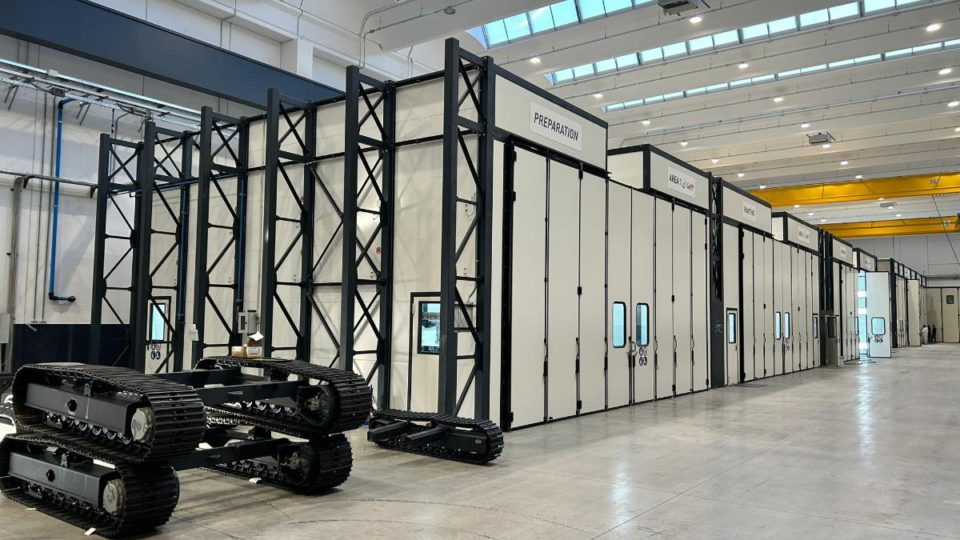 Installation de prétraitement et de peinture liquide pour véhicules de terrassement