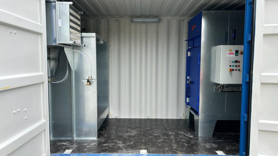 Mini-atelier de peinture à l&rsquo;intérieur d&rsquo;un conteneur