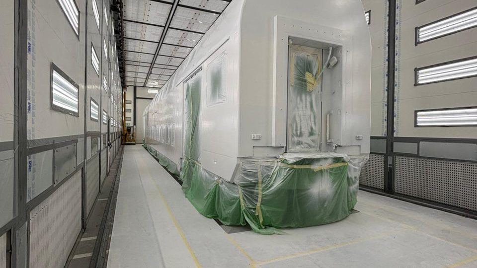 Painting booth with lateral extraction for FFS