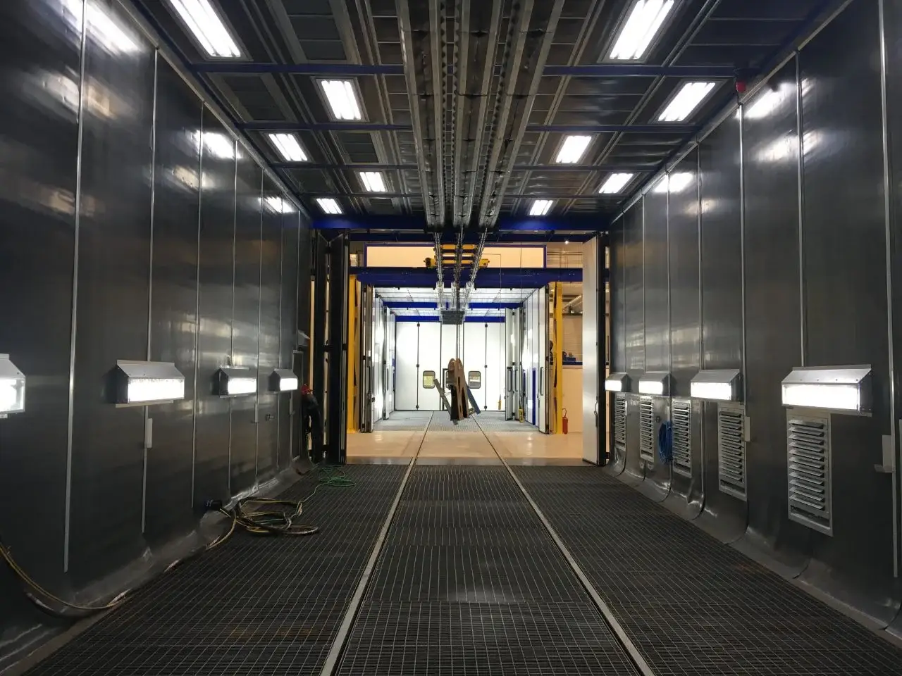 2 Sandblasting booth with total grit recovery system Eurotherm