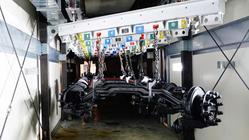 Installation de peinture pour essieux de camions et véhicules industriels