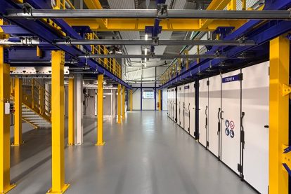 Convoyeur aérien avec station élévatrice dans une installation industrielle.