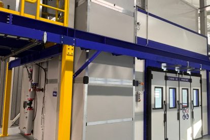 Cabine de peinture liquide pressurisée dans une installation industrielle