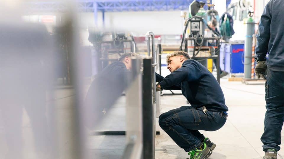 Contrôle de la qualité des peintures industrielles : étapes, objectifs et outils