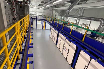 Système de peinture liquide industrielle Eurotherm dans un environnement industriel.