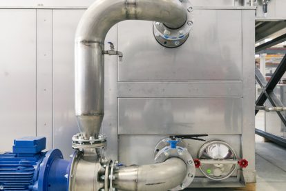 Sistema di pompaggio con tubazioni metalliche per il ricircolo dei fluidi in un impianto industriale