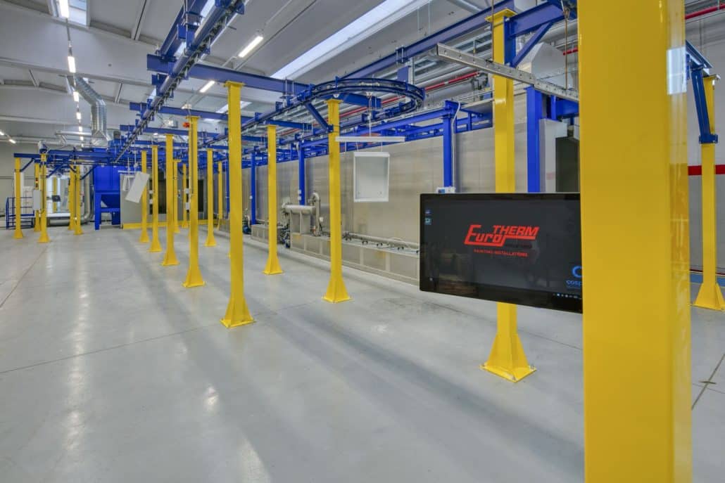 Installation combinée de revêtement poudre-liquide pour les équipements de lutte contre l&rsquo;incendie, flexible et numérisée