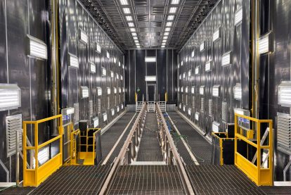 Vista interna di una cabina di sabbiatura ferroviaria predisposta per il trattamento dei treni