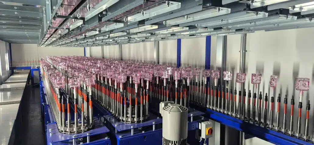 Traitement et finition des emballages cosmétiques : la technologie de métallisation au cœur de la nouvelle ligne de revêtement des flacons en verre