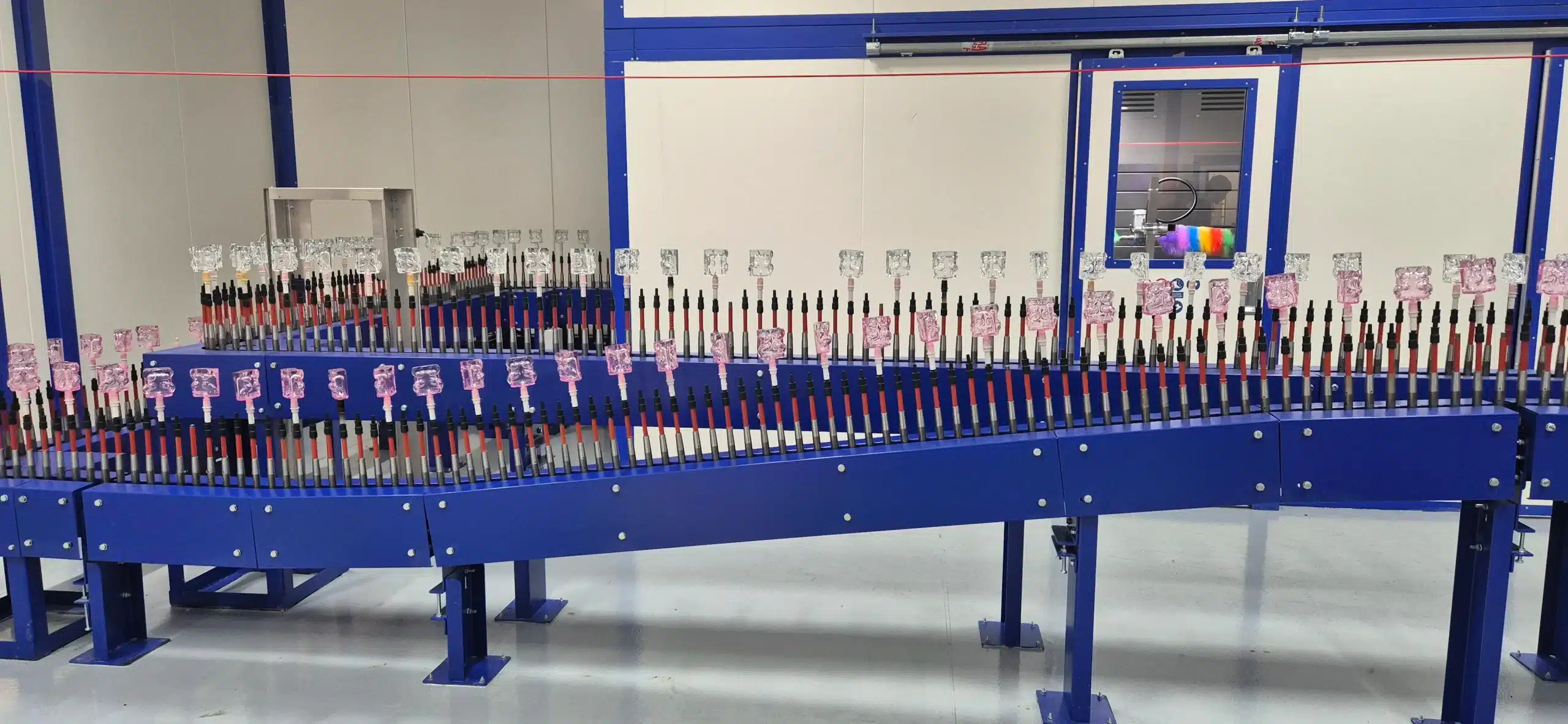 pezzi caricati sul trasportatore rovesciato scaled Eurotherm