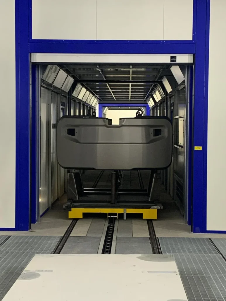 Automatic liquid paint coating system for heavy parts