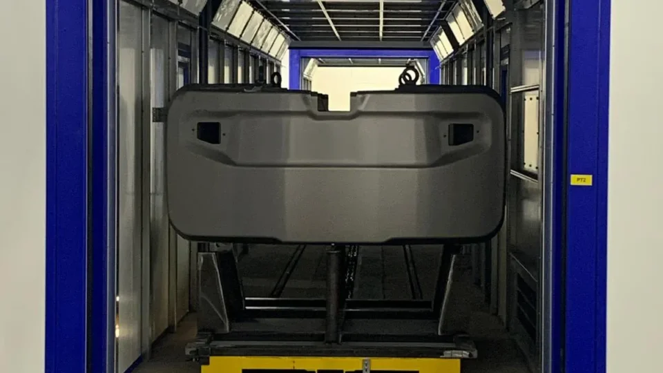 Automatic liquid paint coating system for heavy parts